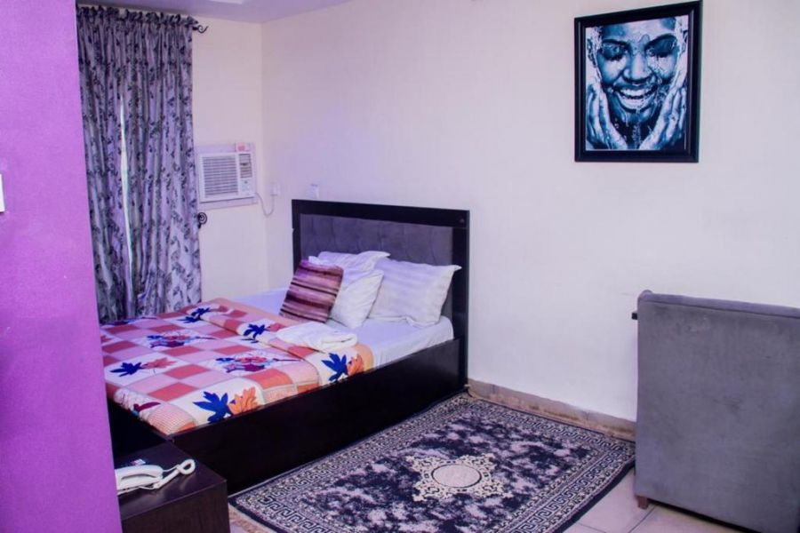 EXECUTIVE ROOM