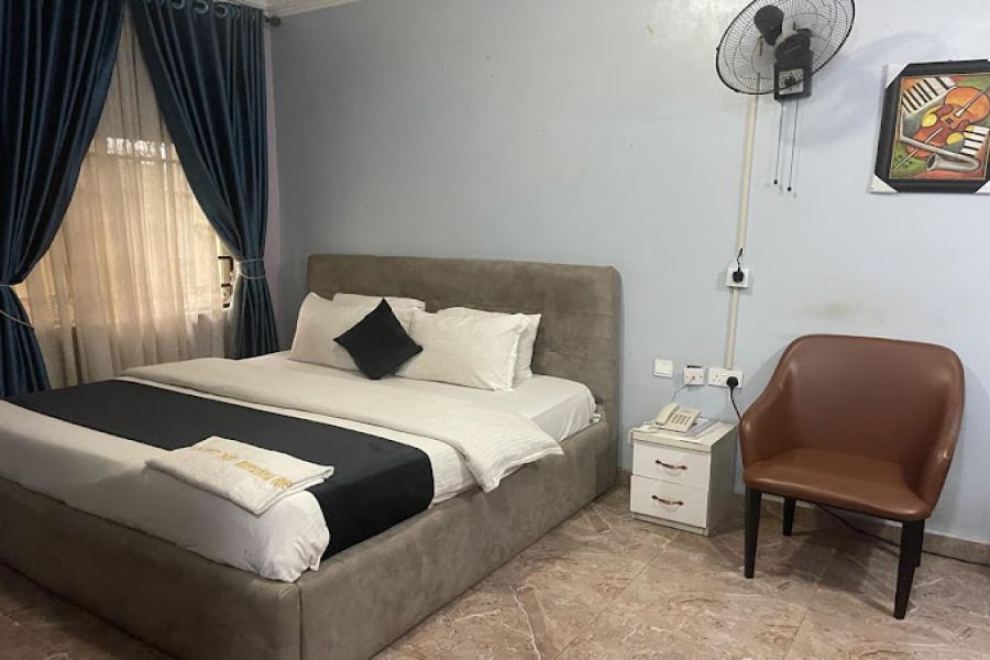 DELUXE ROOM