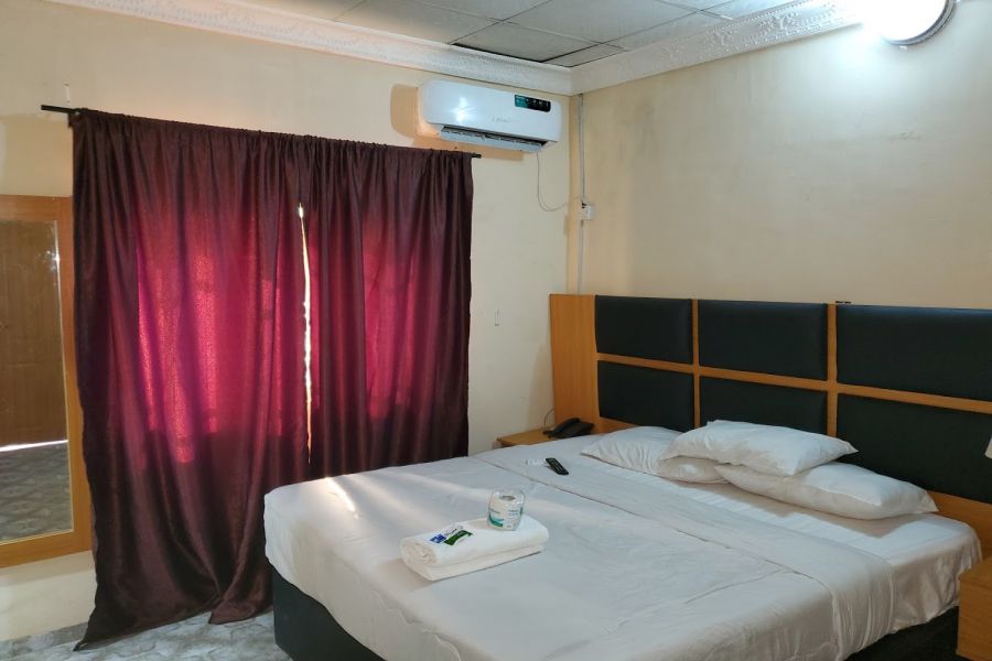 SINGLE ROOM