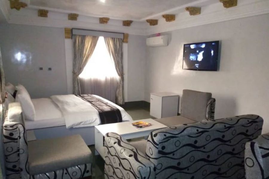 EXECUTIVE ROOM