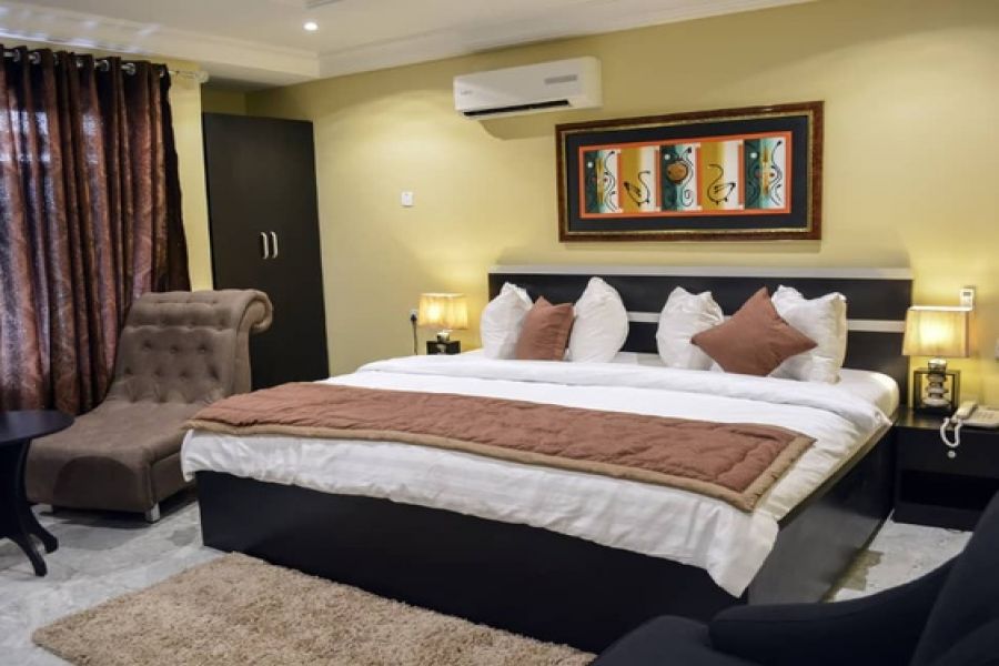 EXECUTIVE ROOM