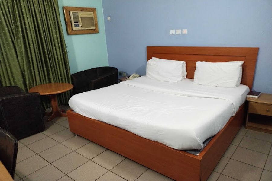EXECUTIVE ROOM