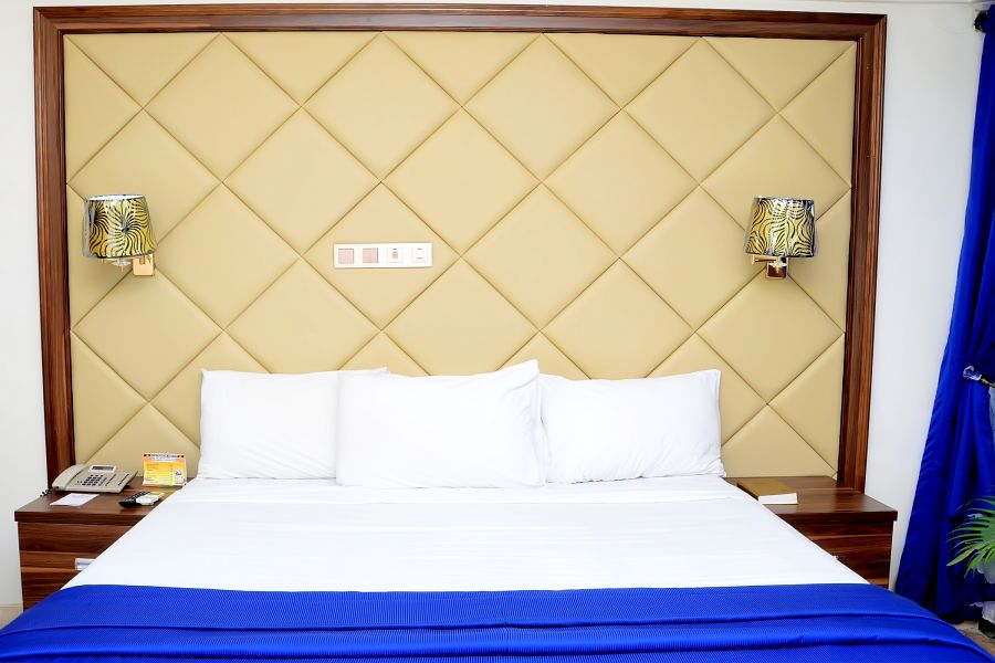 MEDIUM ROOM 