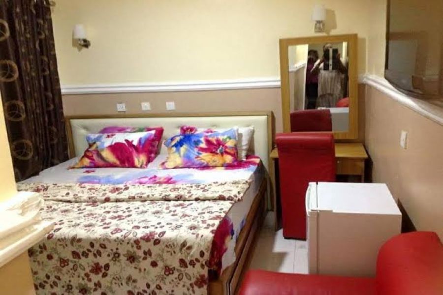 SINGLE ROOM