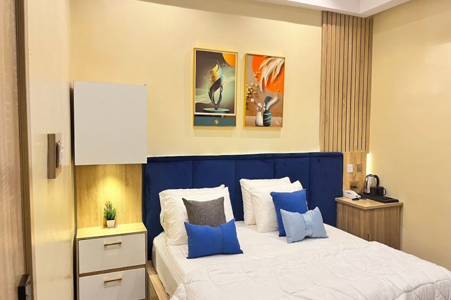 EXECUTIVE ROOM