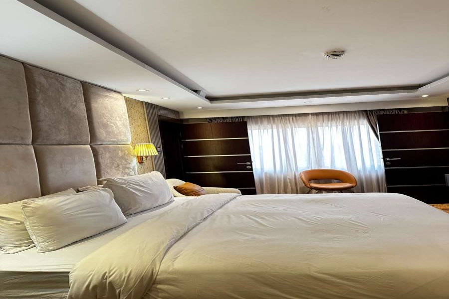 DIPLOMATIC SUITE