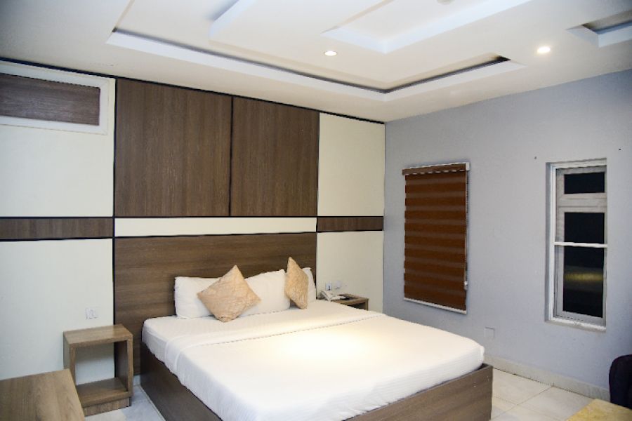 ROYAL ROOM