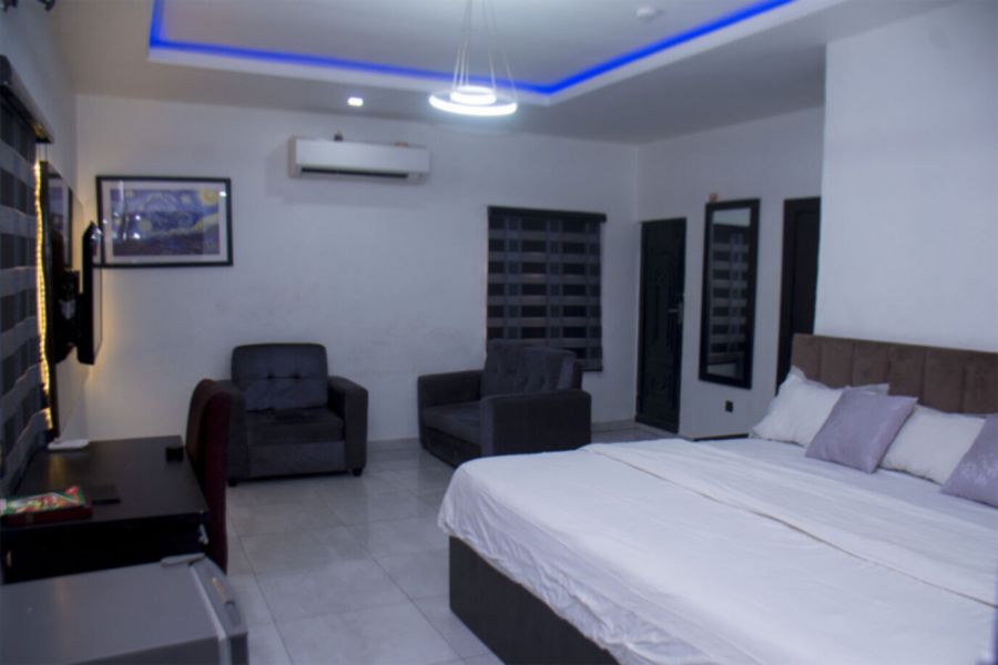 EXECUTIVE ROOM