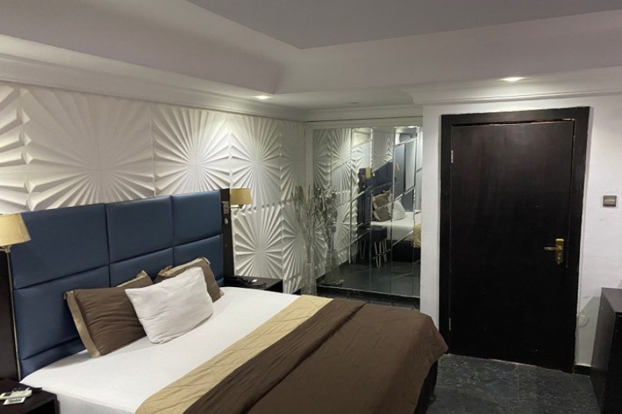 EXECUTIVE ROOM