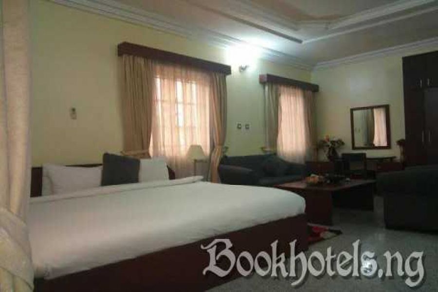 DELUXE ROOM