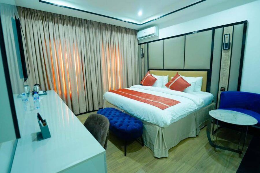 EXECUTIVE ROOM 