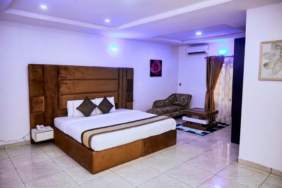 DELUXE ROOM