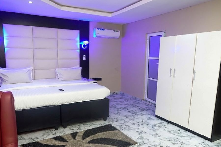 ROYAL ROOM