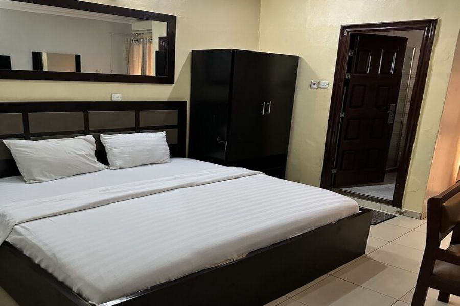 SINGLE ROOM