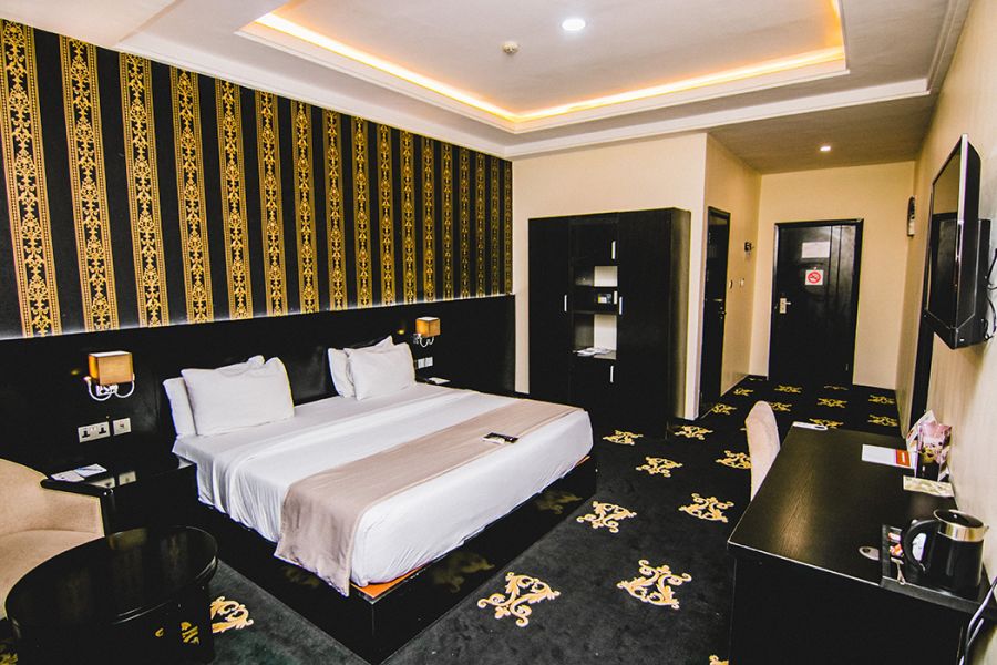 DELUXE ROOM
