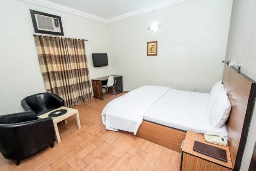 EXECUTIVE ROOM
