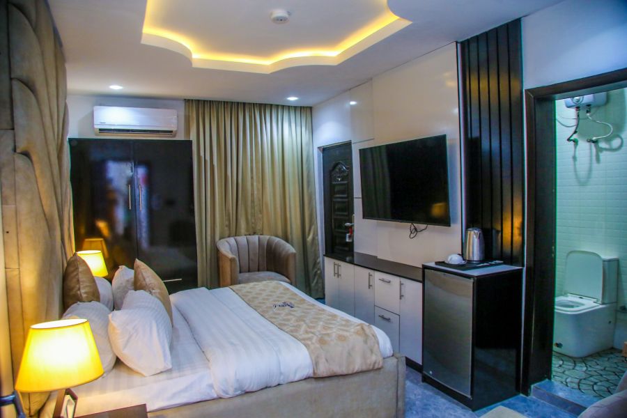 EXECUTIVE SUITES