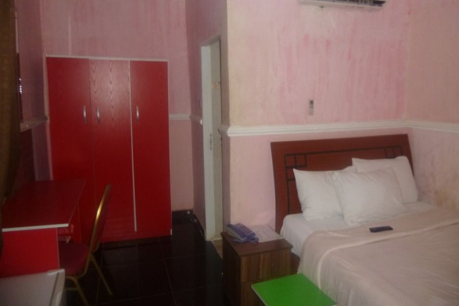 SINGLE ROOM