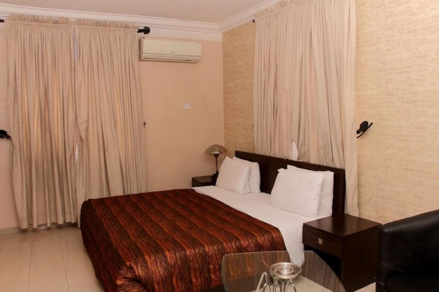 EXECUTIVE ROOM