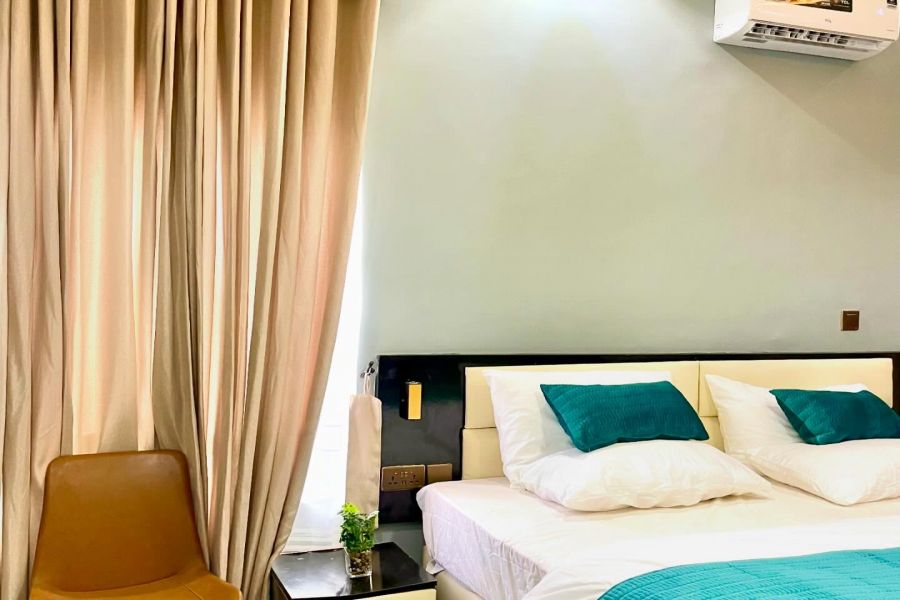 EXECUTIVE ROOM